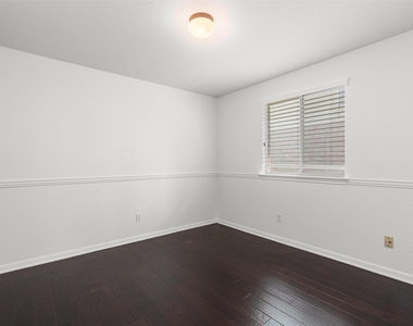 1049 Regency Ln - Photo Thumbnail 18