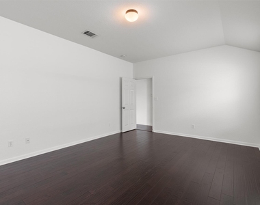 1049 Regency Ln - Photo Thumbnail 11