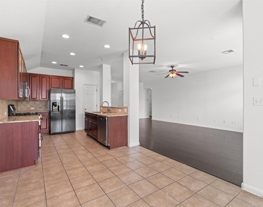 1049 Regency Ln - Photo Thumbnail 6