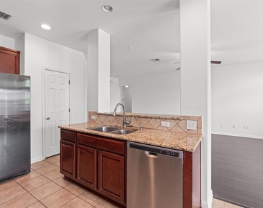 1049 Regency Ln - Photo Thumbnail 8
