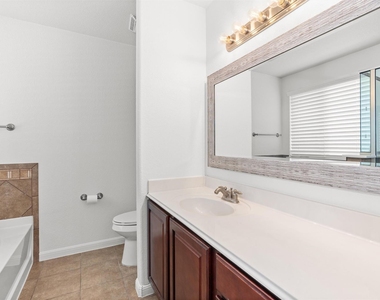 1049 Regency Ln - Photo Thumbnail 12