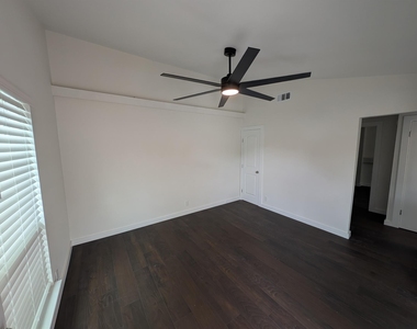 2905 Parker Ln - Photo Thumbnail 5