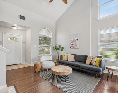 1110 Brashear Ln - Photo Thumbnail 3