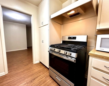 607 Bellevue Pl - Photo Thumbnail 6