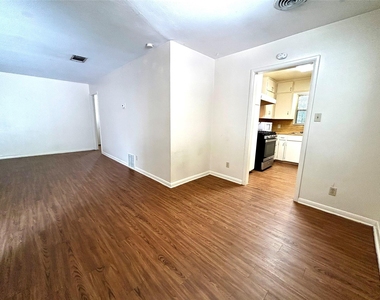 607 Bellevue Pl - Photo Thumbnail 2