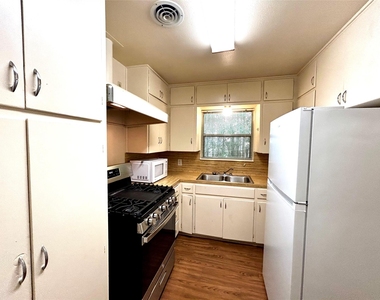 607 Bellevue Pl - Photo Thumbnail 22