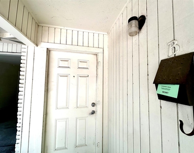 607 Bellevue Pl - Photo Thumbnail 16