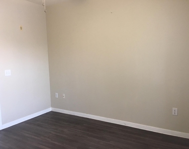 2320 Gracy Farms Ln - Photo Thumbnail 9