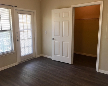 2320 Gracy Farms Ln - Photo Thumbnail 5