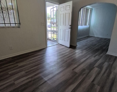 1237 W 19th Street - Photo Thumbnail 4