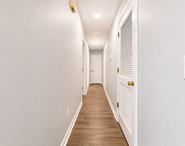 4798 Kings Crossing Drive Ne - Photo Thumbnail 5