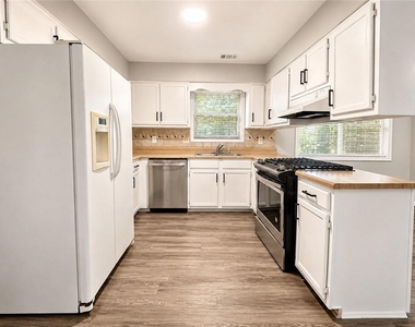 4798 Kings Crossing Drive Ne - Photo Thumbnail 4