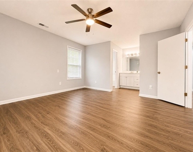 4798 Kings Crossing Drive Ne - Photo Thumbnail 9