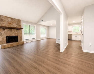 4798 Kings Crossing Drive Ne - Photo Thumbnail 3