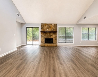 4798 Kings Crossing Drive Ne - Photo Thumbnail 1