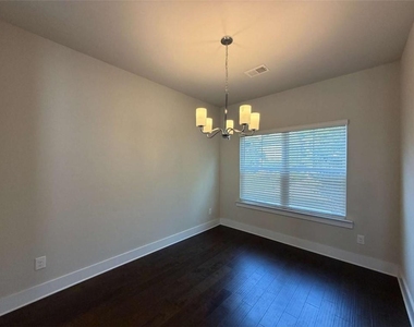 3782 Oxford Circle - Photo Thumbnail 2