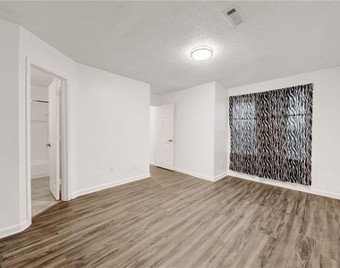 1004 Sandy Lane Drive - Photo Thumbnail 16