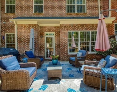 1404 Lexington Dr - Photo Thumbnail 3