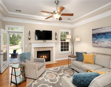 1404 Lexington Dr - Photo Thumbnail 5
