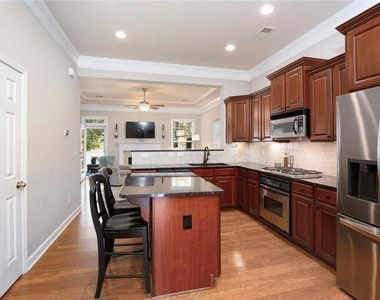 1404 Lexington Dr - Photo Thumbnail 10