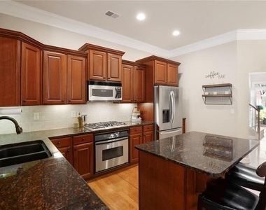 1404 Lexington Dr - Photo Thumbnail 12