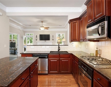 1404 Lexington Dr - Photo Thumbnail 11