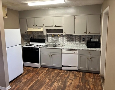 8475 Lee Road - Photo Thumbnail 2