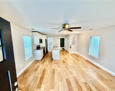 946 Hubbard Street Sw - Photo Thumbnail 1