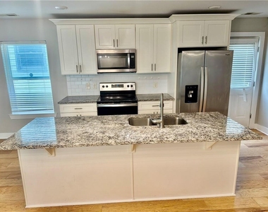 946 Hubbard Street Sw - Photo Thumbnail 3