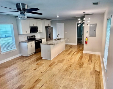 946 Hubbard Street Sw - Photo Thumbnail 2