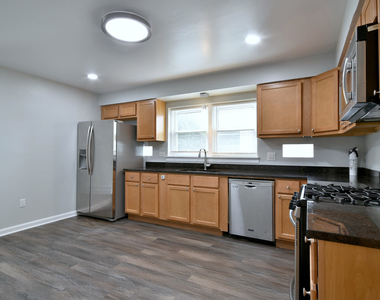 1530 Clinton Place - Photo Thumbnail 6