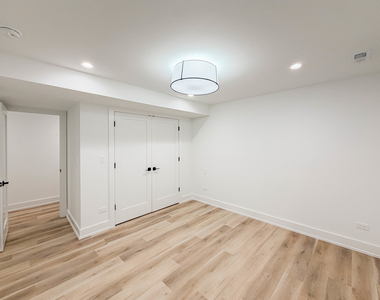 2113 N Kenmore Avenue - Photo Thumbnail 10