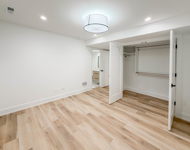 2113 N Kenmore Avenue - Photo Thumbnail 7