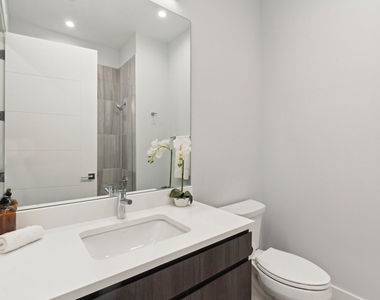 812 W Adams Street - Photo Thumbnail 5
