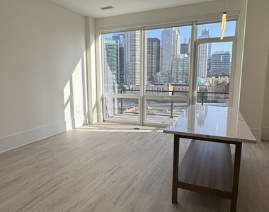 812 W Adams Street - Photo Thumbnail 3