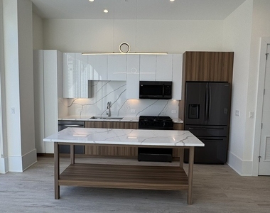812 W Adams Street - Photo Thumbnail 2