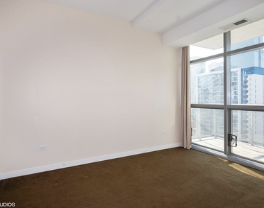 303 W Ohio Street - Photo Thumbnail 7