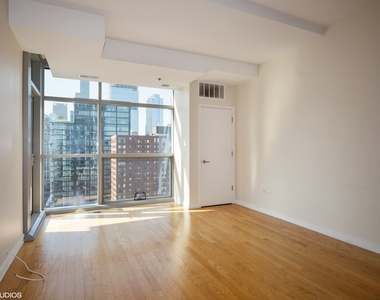 303 W Ohio Street - Photo Thumbnail 4