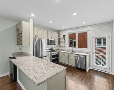 1835 W Oakdale Avenue - Photo Thumbnail 5