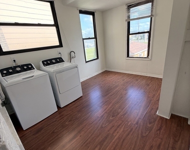 1617 W 38th Place - Photo Thumbnail 3