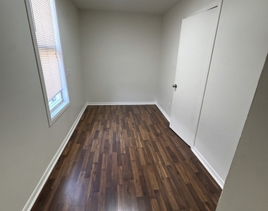 1617 W 38th Place - Photo Thumbnail 8