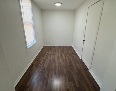 1617 W 38th Place - Photo Thumbnail 4