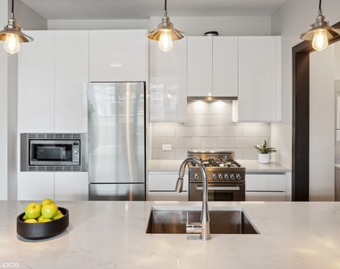 171 N Aberdeen Street - Photo Thumbnail 7
