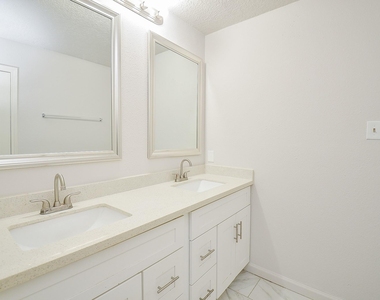 11818 Spring Grove Dr - Photo Thumbnail 8