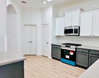 25827 Rustica Drive - Photo Thumbnail 9