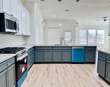25827 Rustica Drive - Photo Thumbnail 7
