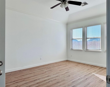 25827 Rustica Drive - Photo Thumbnail 17