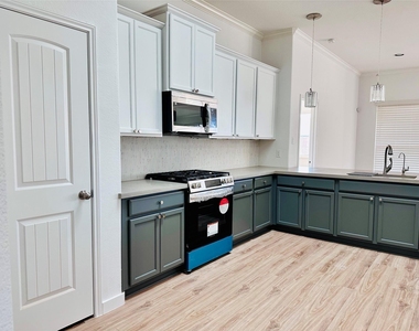 25827 Rustica Drive - Photo Thumbnail 5