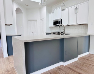 25827 Rustica Drive - Photo Thumbnail 4