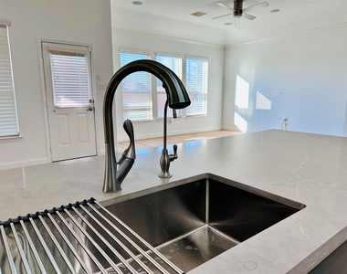 25827 Rustica Drive - Photo Thumbnail 6
